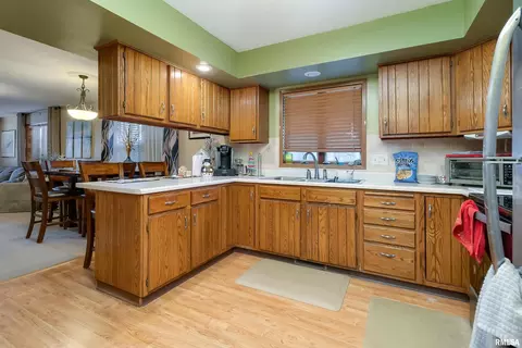 2115 3rd St, Moline, IL 61265 photo 8