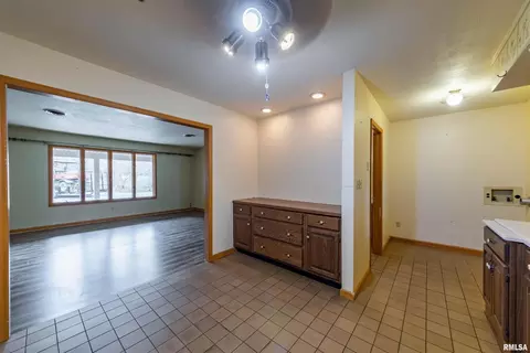 1305 E Clark Trl, Herrin, IL 62948 photo 8