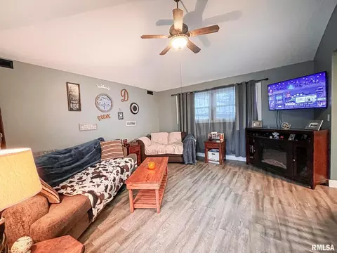 158 7th St, Silvis, IL 61282 photo 4