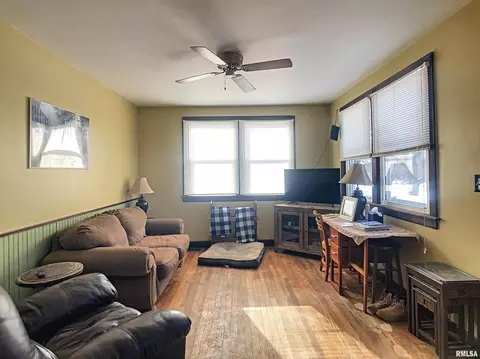 2434 4th St, Moline, IL 61265 photo 4