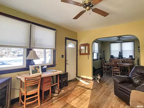 2434 4th St, Moline, IL 61265 photo 3