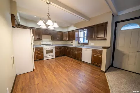 1913 3rd St, Moline, IL 61265 photo 4