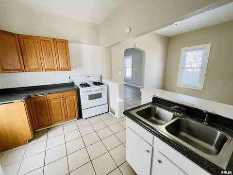 2324 31st St, Moline, IL 61265 photo 3