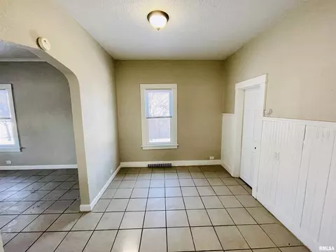 2324 31st St, Moline, IL 61265 photo 2