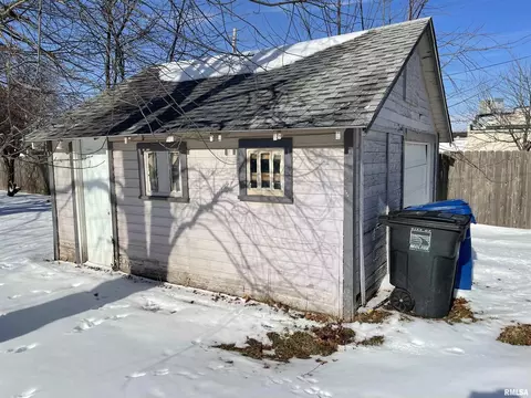 2324 31st St, Moline, IL 61265 photo 9