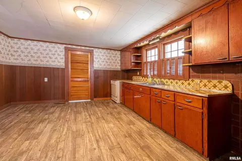 310 E Bond St, Herrin, IL 62948 photo 8