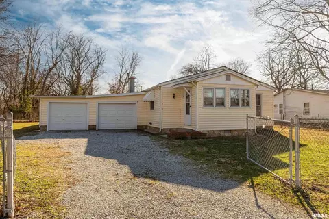 310 E Bond St, Herrin, IL 62948 photo 2
