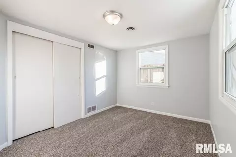 2307 9th St, Silvis, IL 61282 photo 5