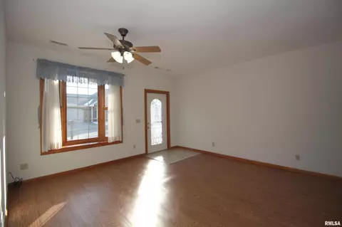 1026 Arbor Dr, Moline, IL 61265 photo 5