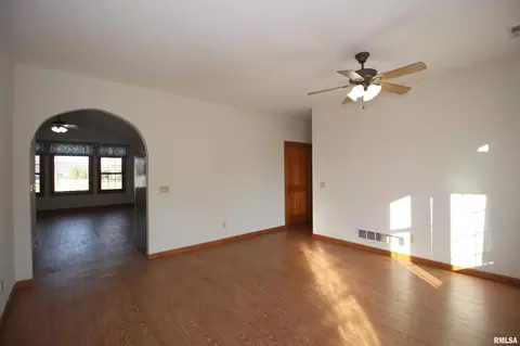 1026 Arbor Dr, Moline, IL 61265 photo 3