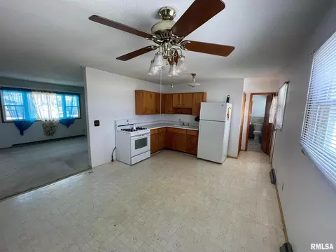 1306 15th St, Silvis, IL 61282 photo 4