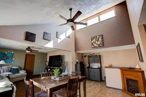 709 14th St, Silvis, IL 61282 photo 9