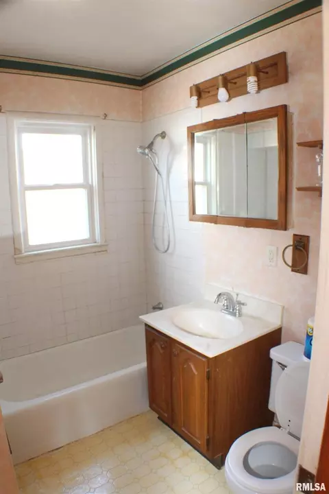 945 26th St, Moline, IL 61265 photo 10