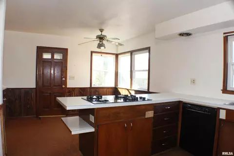 945 26th St, Moline, IL 61265 photo 3