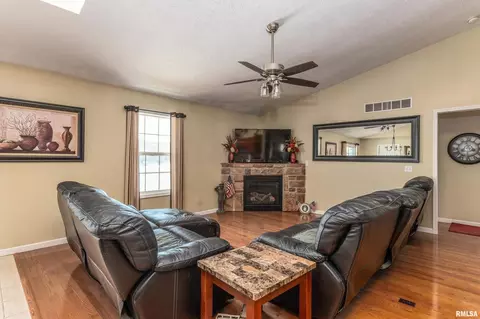 37 Nicholas Dr, Eldridge, IA 52748 photo 3