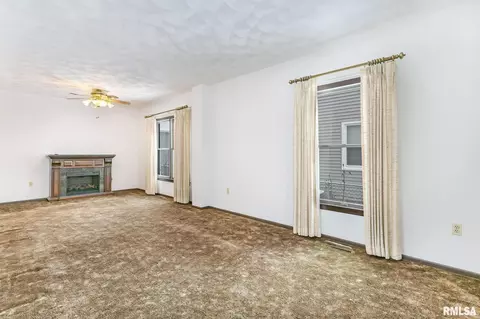 1910 33rd St, Moline, IL 61265 photo 4