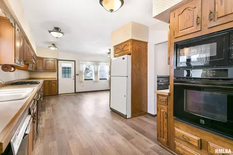 1910 33rd St, Moline, IL 61265 photo 9
