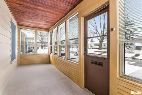 1910 33rd St, Moline, IL 61265 photo 2