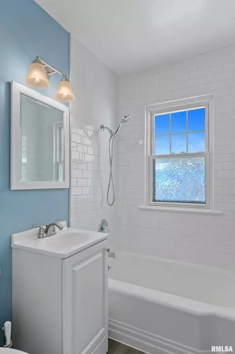 2333 28th St, Moline, IL 61265 photo 9