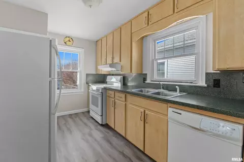 2333 28th St, Moline, IL 61265 photo 5