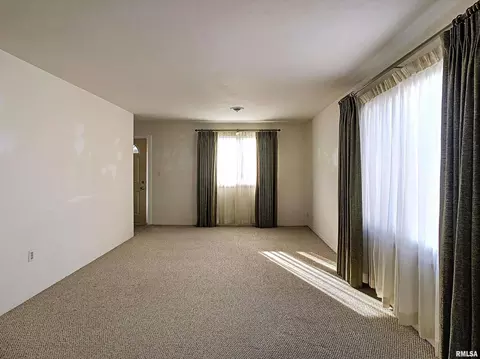 1304 39th St, Moline, IL 61265 photo 2