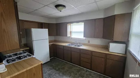 2142 3rd St, Moline, IL 61265 photo 2