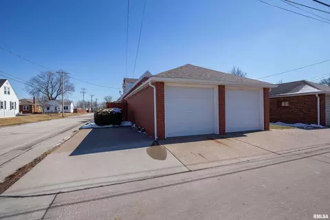 2401 32nd St, Moline, IL 61265 photo 5