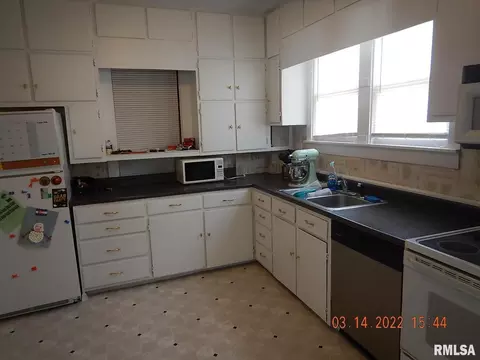 131 13th St, Silvis, IL 61282 photo 5