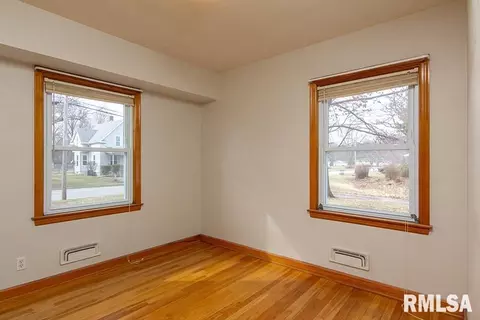 922 42nd St, Moline, IL 61265 photo 8