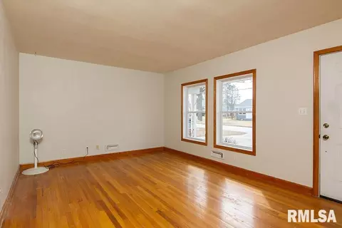 922 42nd St, Moline, IL 61265 photo 2