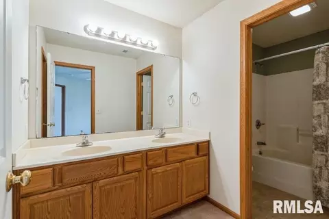 1667 E Lomar St, Eldridge, IA 52748 photo 15