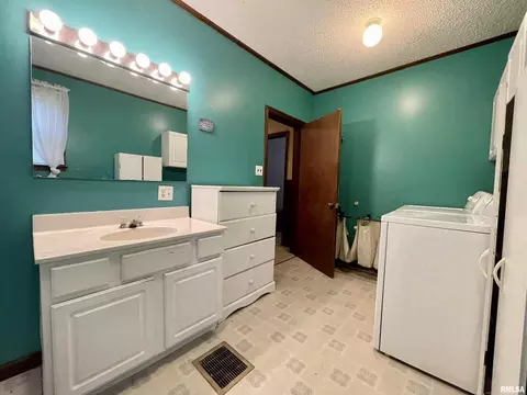 2017 4th St, Eldorado, IL 62930 photo 6