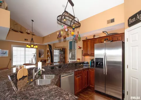 4036 River Dr #4D, Moline, IL 61265 photo 4