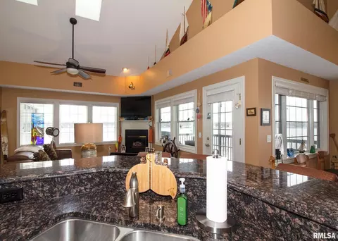 4036 River Dr #4D, Moline, IL 61265 photo 5