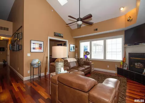 4036 River Dr #4D, Moline, IL 61265 photo 10