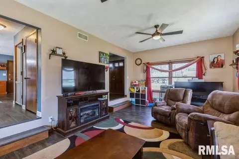 3015 36th St, Moline, IL 61265 photo 4