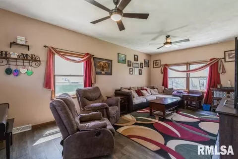 3015 36th St, Moline, IL 61265 photo 5