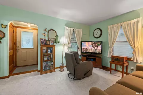 1816 33rd St, Moline, IL 61265 photo 3