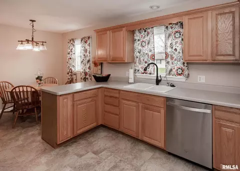 813 13th St, Silvis, IL 61282 photo 10