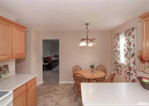 813 13th St, Silvis, IL 61282 photo 9