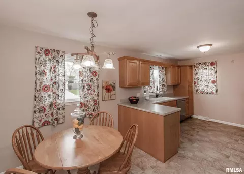 813 13th St, Silvis, IL 61282 photo 8