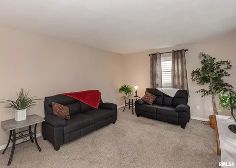 813 13th St, Silvis, IL 61282 photo 5
