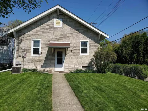 2383 30th St, Moline, IL 61265 photo 3