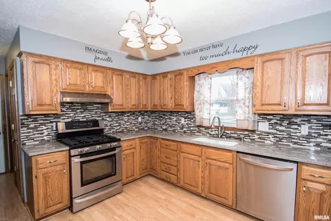 306 Crest Rd, Eldridge, IA 52748 photo 7