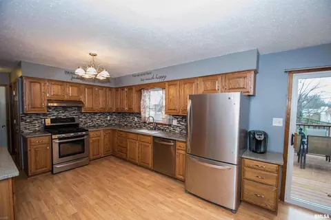306 Crest Rd, Eldridge, IA 52748 photo 6