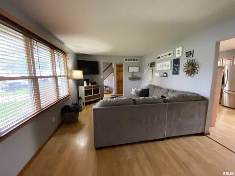 306 Crest Rd, Eldridge, IA 52748 photo 3