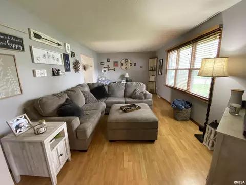 306 Crest Rd, Eldridge, IA 52748 photo 2