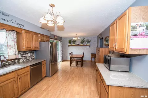 306 Crest Rd, Eldridge, IA 52748 photo 5