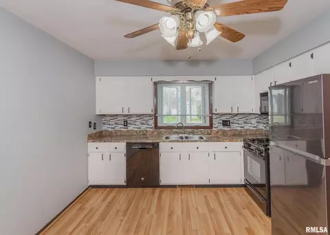 1152 25th St, Moline, IL 61265 photo 2