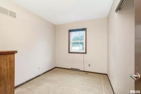 218 S Park View Dr, Eldridge, IA 52748 photo 13